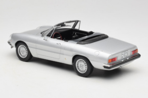 Alfa Romeo 2000 Spider Silber Norev 1:18 187884 Metall — Bild 5 von 6