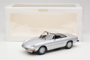 Alfa Romeo 2000 Spider Silber Norev 1:18 187884 Metall — Bild 6 von 6