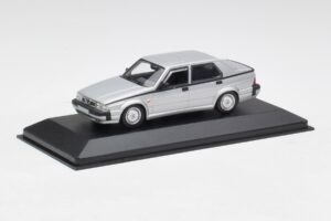 Alfa Romeo 75 3.0 V6 Silber Minichamps 1:43 400120461 Metall — Bild 2 von 4