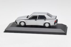 Alfa Romeo 75 3.0 V6 Silber Minichamps 1:43 400120461 Metall