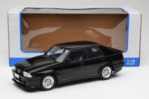 Alfa Romeo 75 Turbo Evoluzione Schwarz MCG 1:18 MCG18429 Metall — Bild 6 von 6