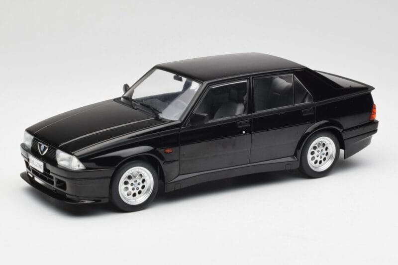 Alfa Romeo 75 Turbo Evoluzione Schwarz MCG 1:18 MCG18429 Metall