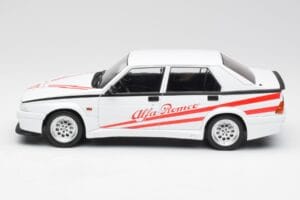 Alfa Romeo 75 Turbo Evoluzione Weiß MCG 1:18 MCG18430 Metall — Bild 3 von 6