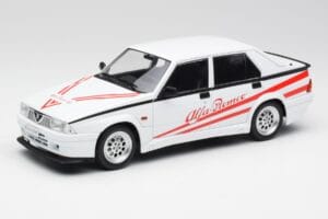 Alfa Romeo 75 Turbo Evoluzione Weiß MCG 1:18 MCG18430 Metall