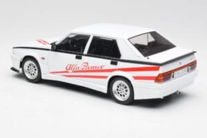 Alfa Romeo 75 Turbo Evoluzione Weiß MCG 1:18 MCG18430 Metall — Bild 5 von 6