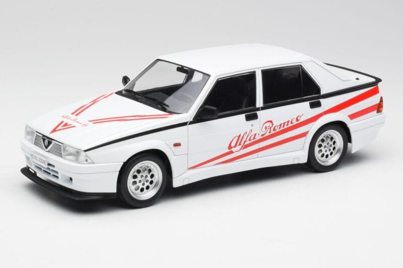 Alfa Romeo 75 Turbo Evoluzione Weiß MCG 1:18 MCG18430 Metall