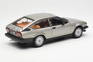 Alfa Romeo Alfetta GTV 2.0 Grau Metallic AUTOart 1:18 70147 Metall — Bild 3 von 8
