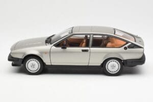Alfa Romeo Alfetta GTV 2.0 Grau Metallic AUTOart 1:18 70147 Metall — Bild 4 von 8