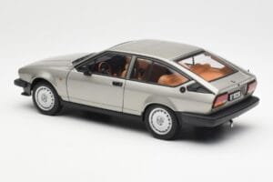 Alfa Romeo Alfetta GTV 2.0 Grau Metallic AUTOart 1:18 70147 Metall — Bild 7 von 8