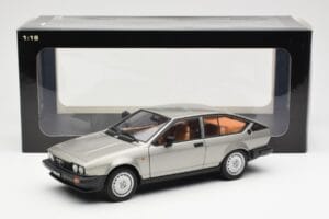 Alfa Romeo Alfetta GTV 2.0 Grau Metallic AUTOart 1:18 70147 Metall — Bild 8 von 8
