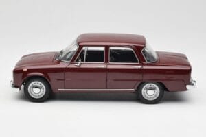 Alfa Romeo Giulia 1300 Dunkelrot Minichamps 1:18 180120906 Metall — Bild 4 von 8