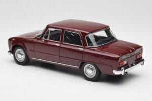 Alfa Romeo Giulia 1300 Dunkelrot Minichamps 1:18 180120906 Metall — Bild 7 von 8