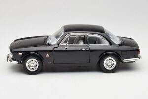 Alfa Romeo Giulia Sprint GTA Schwarz Road Signature 1:18 92348 Metall — Bild 4 von 8