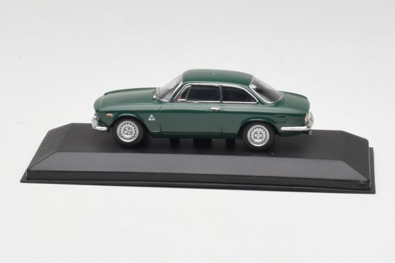 Alfa Romeo Giulia GTA 1300 Junior Grün Minichamps 1:43 ALFA010 Metall