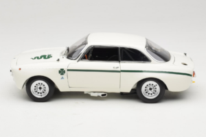 Alfa Romeo GTA 1300 Junior Weiß Minichamps 1:18 100120501 Metall — Bild 4 von 8