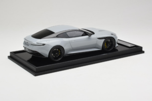 Aston Martin DB12 Nardo Gray MotorHelix 1:18 MH027NG Resin — Bild 3 von 7