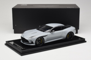Aston Martin DB12 Nardo Gray MotorHelix 1:18 MH027NG Resin — Bild 7 von 7