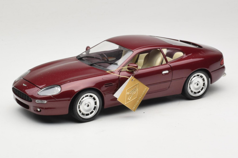 Aston Martin DB7 Rot Guiloy 1:18 67550 Metall