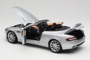 Aston Martin DB9 Volante Silber Minichamps 1:18 150137334 Metall — Bild 5 von 8