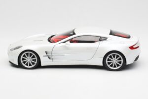 Aston Martin One-77 Morning Frost Weiß AUTOart 1:18 70244 Metall — Bild 4 von 8