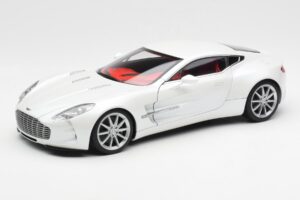 Aston Martin One-77 Morning Frost Weiß AUTOart 1:18 70244 Metall