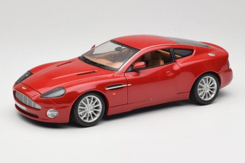 Aston Martin V12 Vanquish Rot Bburago 1:18 34063 Metall