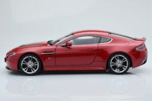 Aston Martin V12 Vantage Rot AUTOart 1:18 70208 Metall — Bild 4 von 8