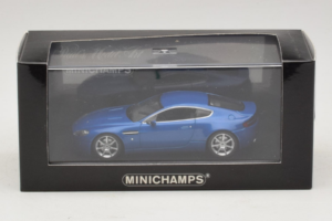 Aston Martin V8 Vantage Blue Metallic Minichamps 1:43 400137422 Metall — Bild 4 von 4