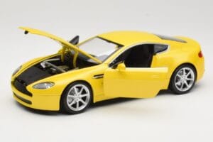 Aston Martin V8 Vantage Gelb Hot Wheels 1:18 G7159 Metall — Bild 2 von 8