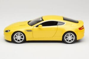 Aston Martin V8 Vantage Gelb Hot Wheels 1:18 G7159 Metall — Bild 4 von 8