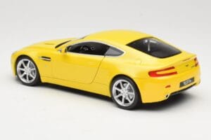Aston Martin V8 Vantage Gelb Hot Wheels 1:18 G7159 Metall — Bild 7 von 8