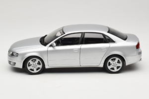 Audi A4 B7 Silber Minichamps 1:18 100014402 Metall — Bild 4 von 8