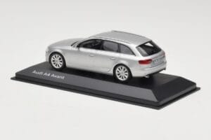 Audi A4 B8 Avant Ice Silver Minichamps 1:43 5011204213 Metall — Bild 3 von 4
