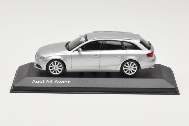 Audi A4 B8 Avant Ice Silver Minichamps 1:43 5011204213 Metall