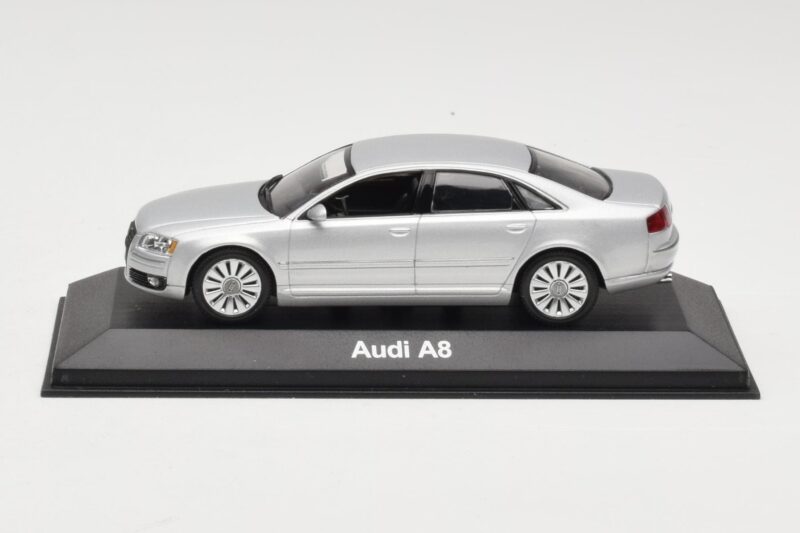 Audi A8 D3 Hell Silber Minichamps 1:43 5010508113 Metall