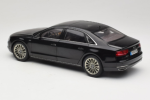 Audi A8L D3 W12 Phantom Black Kyosho 1:18 5011008125 Metall — Bild 7 von 8