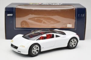Audi Avus Quattro Alpine White Revell 1:18 08913 Metall — Bild 8 von 8