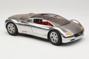 Audi Avus Quattro Chrome Silver Revell 1:18 08913-C1 Metall — Bild 6 von 8