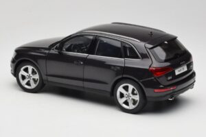 Audi Q5 8R Lava Grey Kyosho 1:18 09242LG Metall — Bild 7 von 8
