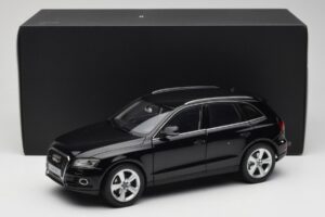 Audi Q5 8R Phantom Black Kyosho 1:18 09242BK Metall — Bild 8 von 8