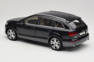 Audi Q7 Schwarz Kyosho 1:18 09221BK Metall — Bild 7 von 8