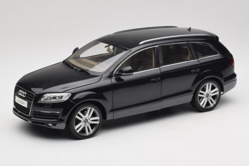 Audi Q7 Schwarz Kyosho 1:18 09221BK Metall