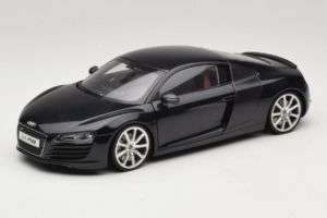 Audi R8 Schwarz Kyosho 1:18 09213BK Metall