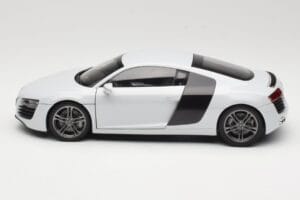 Audi R8 Type 42 Suzuka Grey Kyosho 1:18 09213SG Metall — Bild 4 von 8
