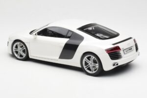 Audi R8 Type 42 Weiß Kyosho 1:18 09213W Metall — Bild 7 von 8