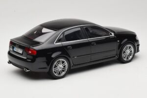 Audi RS4 B7 Sedan Phantom Black Minichamps 1:18 5010509115 Metall — Bild 3 von 8
