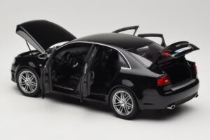 Audi RS4 B7 Sedan Phantom Black Minichamps 1:18 5010509115 Metall — Bild 5 von 8