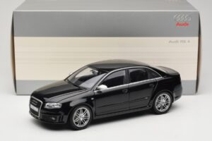 Audi RS4 B7 Sedan Phantom Black Minichamps 1:18 5010509115 Metall — Bild 8 von 8