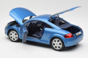 Audi TT 8N Blau Revell 1:18 8954 Metall — Bild 5 von 8