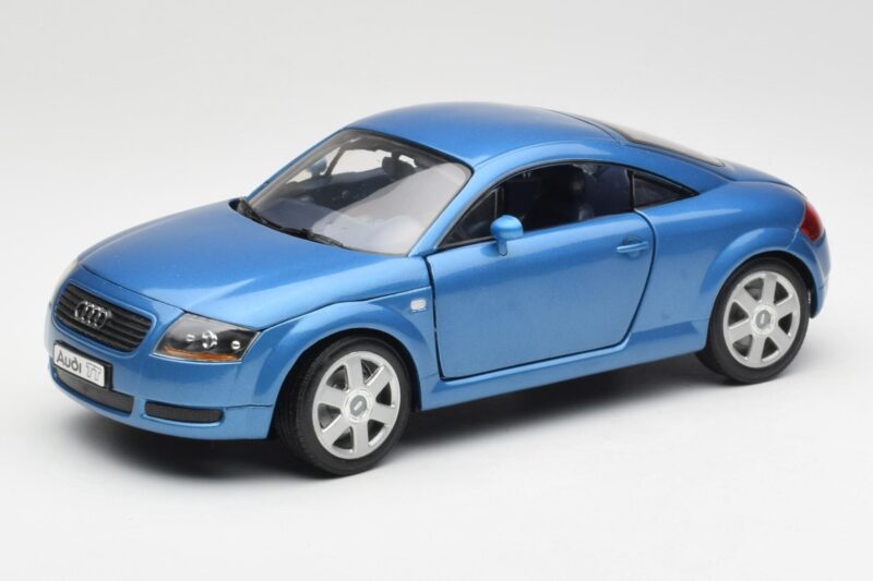 Audi TT 8N Blau Revell 1:18 8954 Metall